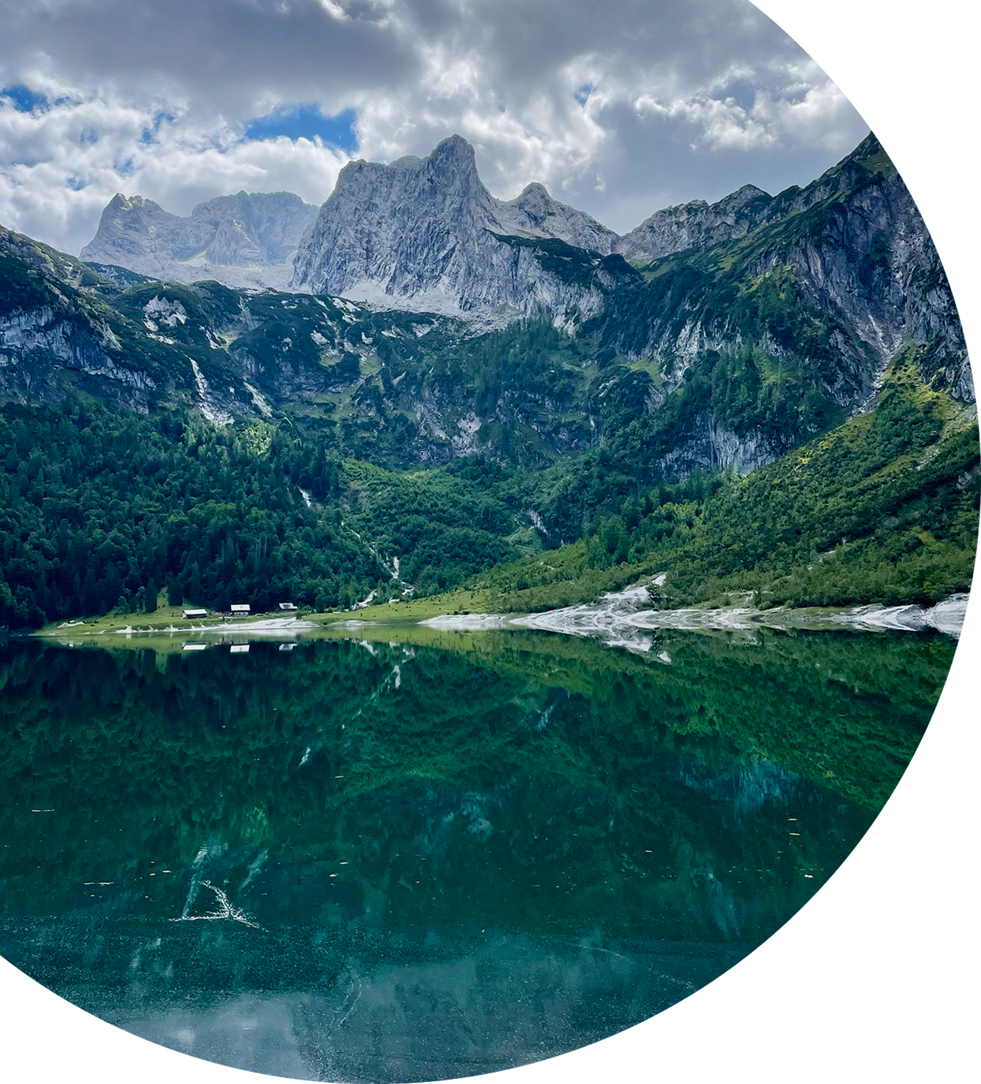 Bergsee mit Gebirge